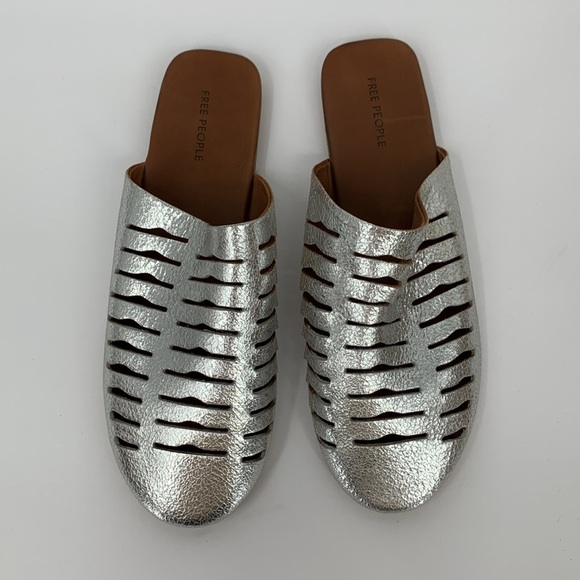Free People Slice of Sun flat slide shoe mule silver metallic crinkle new 7.5 - Picture 4 of 7